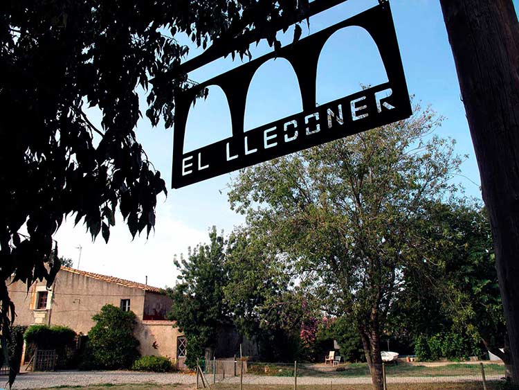 Find out where El Lledoner is located, near fantastic coves and beaches of the Costa Brava